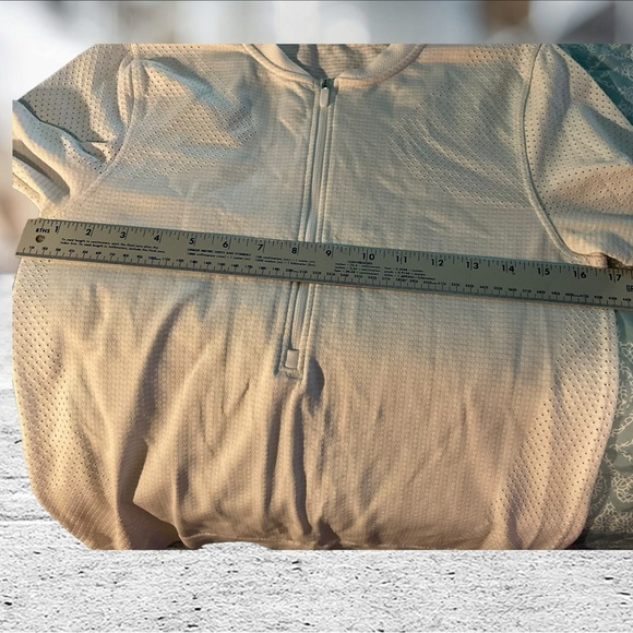 ** 🍋 Lululemon White 1/2 Zipper Laser cut Holes Pullover - Picture 6 of 8